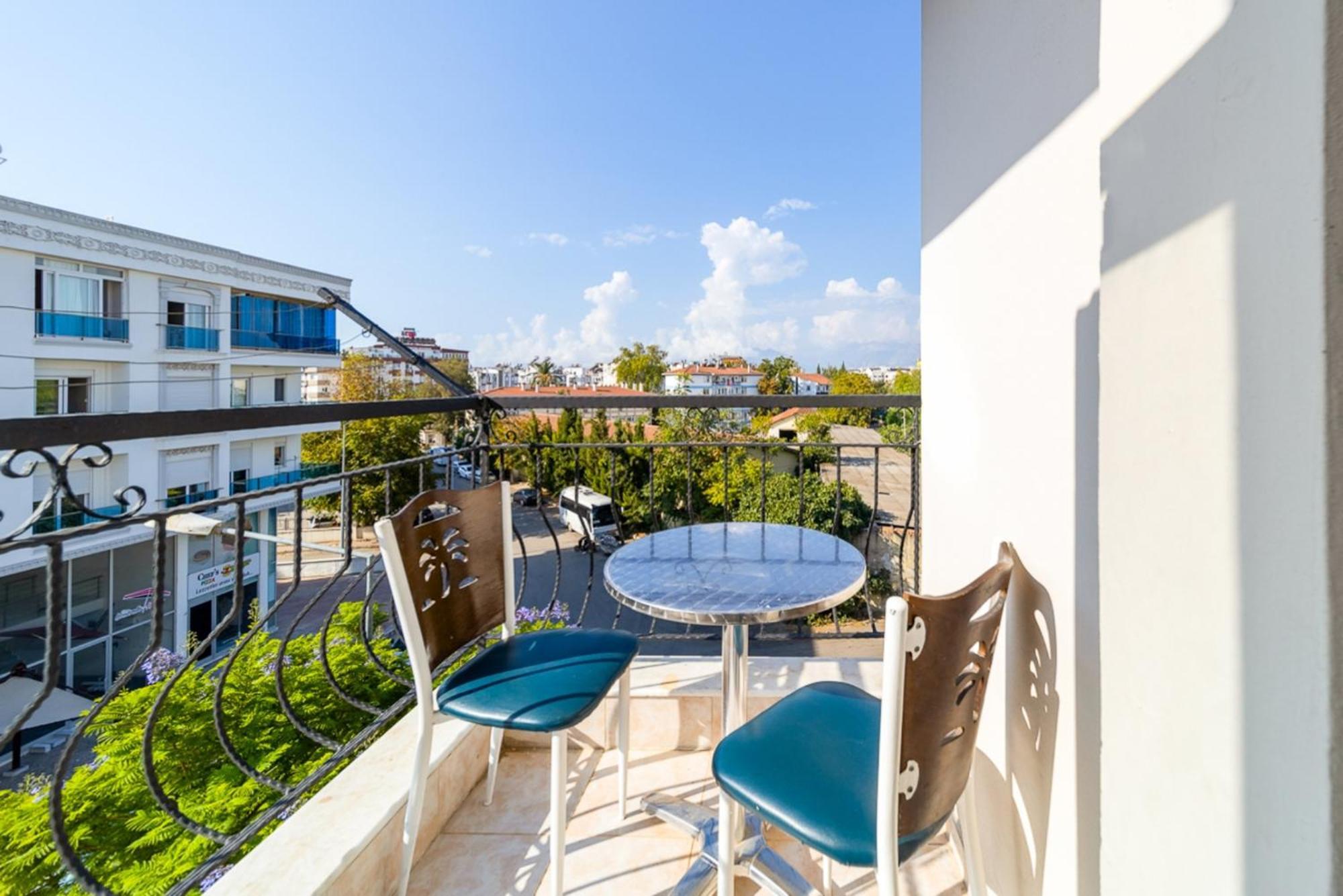 Central Flat W Balcony 10 Min To Hadrian Gates Daire *
